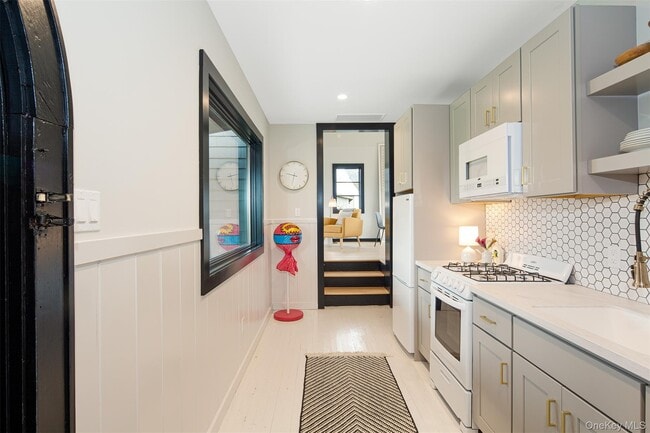 Building Photo - 5 Tepee St