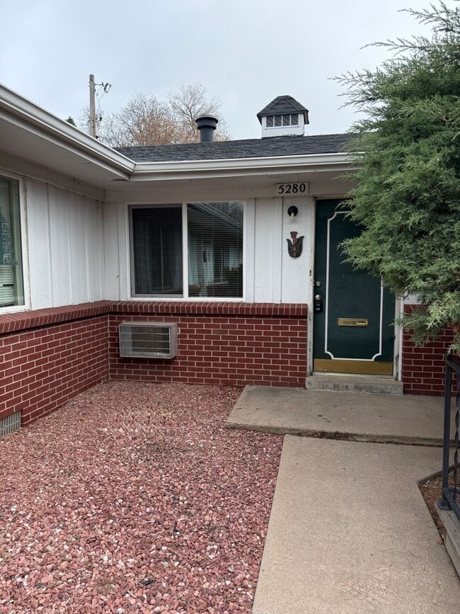 Building Photo - Affordable 3bed/ 1 bath apartment 1 month ...