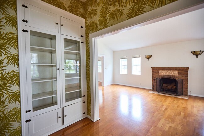 Building Photo - 3730 Edenhurst Ave