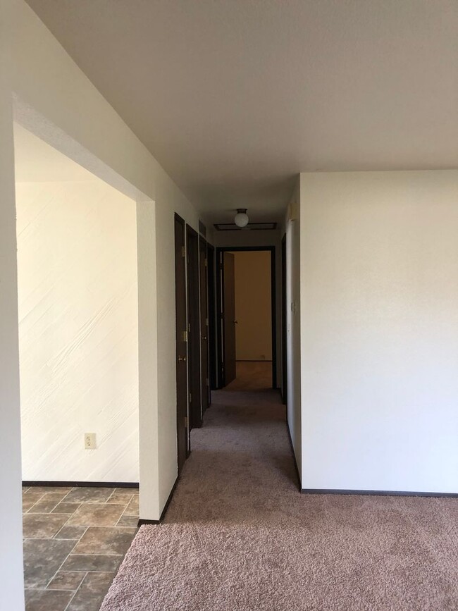 Building Photo - Find Your Sunshine in NW Corvallis! ??