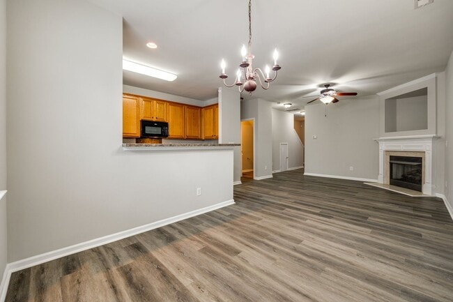 Building Photo - Location, Location, Location! 3 Bedroom 2....