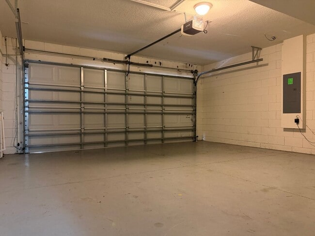 Building Photo - 5-Bed / 4.5 Bath Pool Home Available Now!