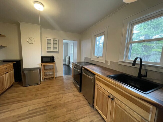 Building Photo - Serene Richmond Cottage Retreat | 2BR, Hardwood Floors, Pet-Friendly- $2500