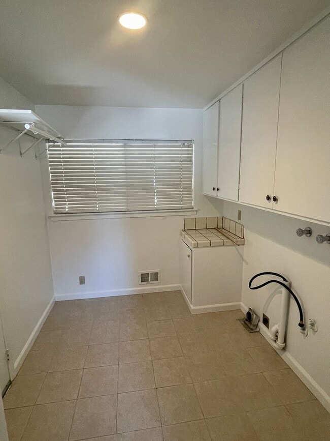 Building Photo - Gorgeous 3 bed 2 bath! (Please read entire ad before showing)