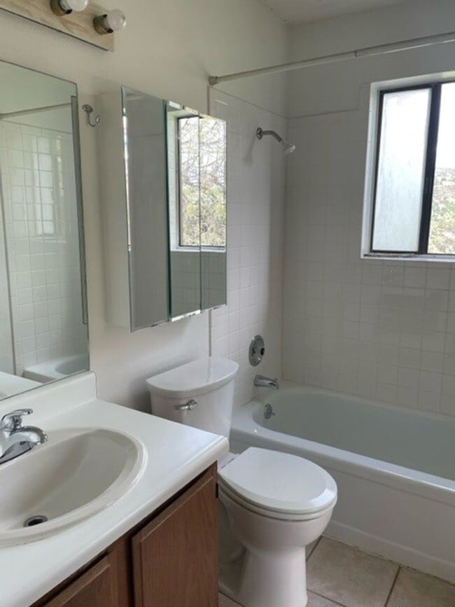 Building Photo - 2 Bedroom 2 Bath Condo with Deck and Firep...
