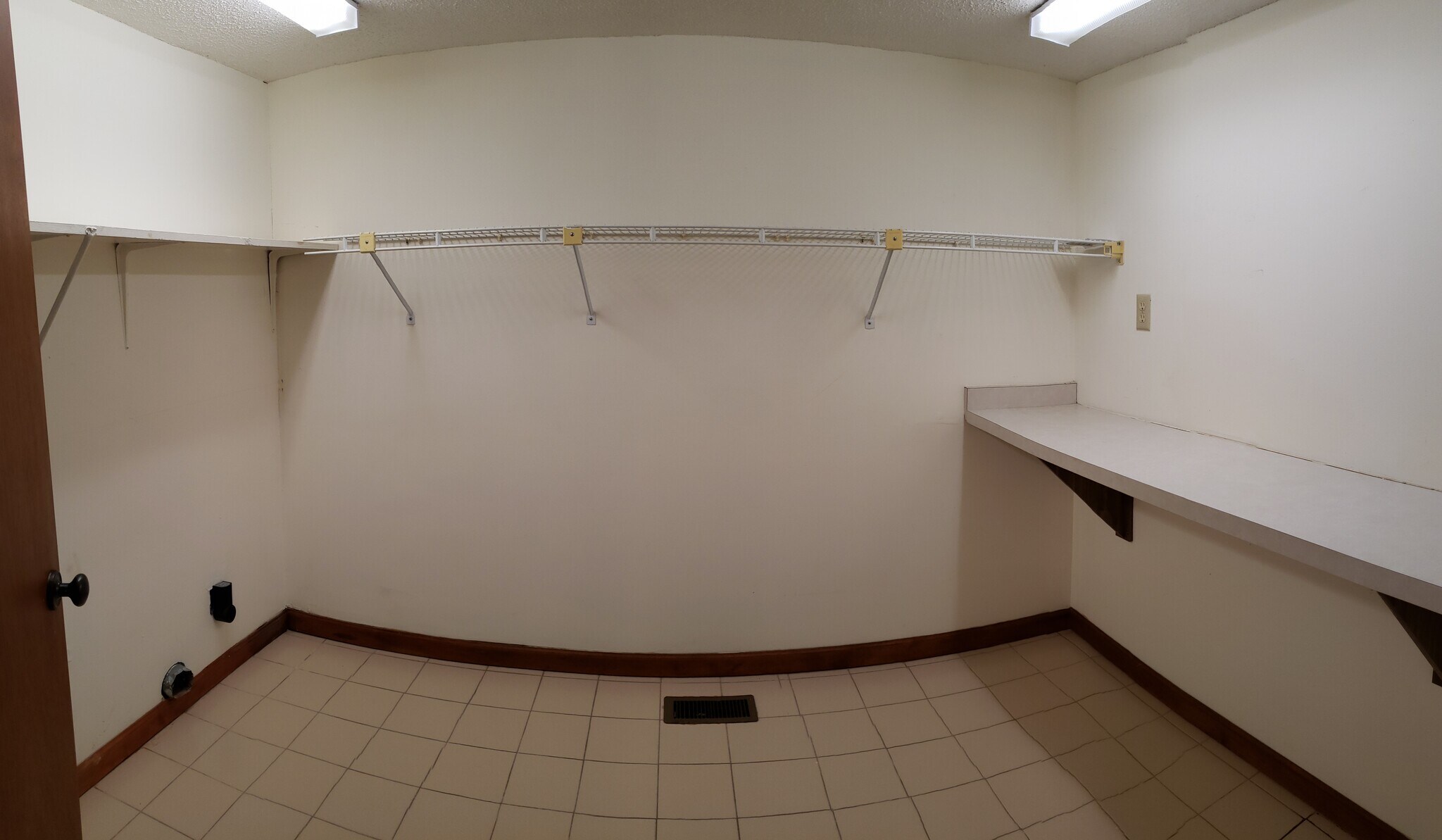 Xtra large utility room with washer dryer included - 7415 Savannah Dr