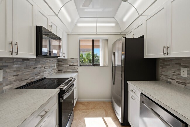 Building Photo - 6165 S Mirror Lake Dr