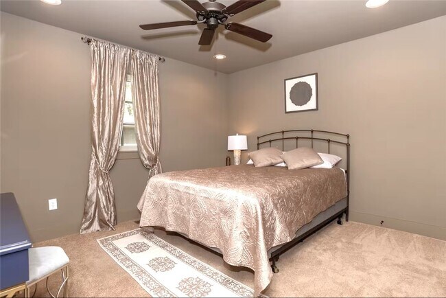 Building Photo - 301 NW F St