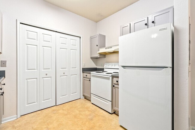 Building Photo - 447 W Longleaf Dr