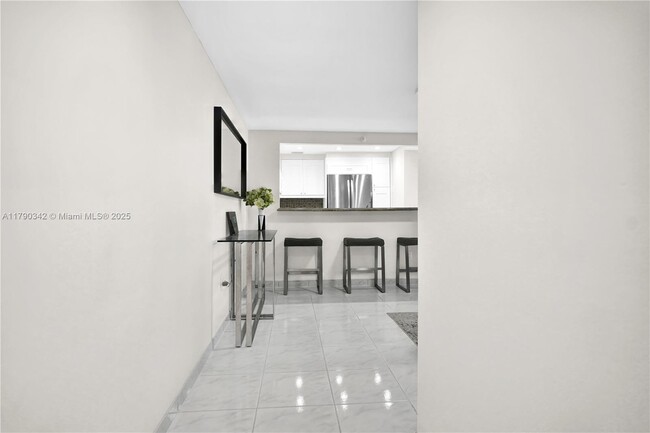 Building Photo - 1623 Collins Ave