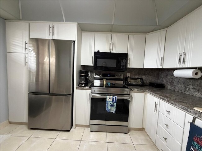 Building Photo - 2304 Lucaya Ln