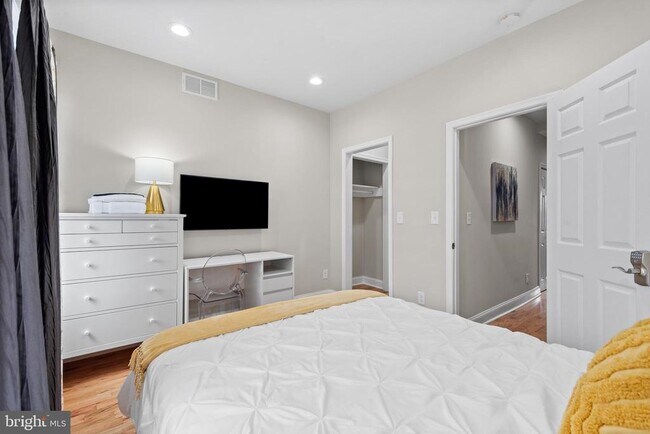 Building Photo - 2219 E Chase St