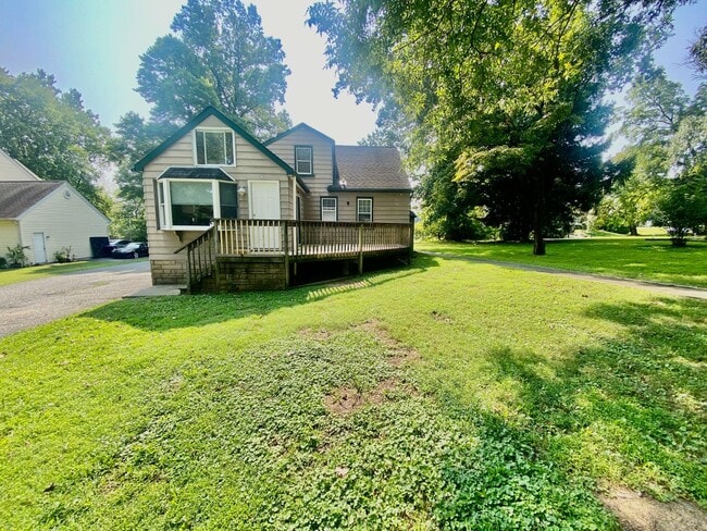 Building Photo - SPACIOUS 4 BED/2 BATH HOUSE-Luxury Vinyl F...