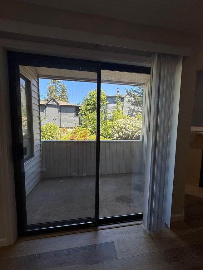 Building Photo - Well Maintained 2BD/2BTH Lynnwood Condo for Lease in Gated Community!