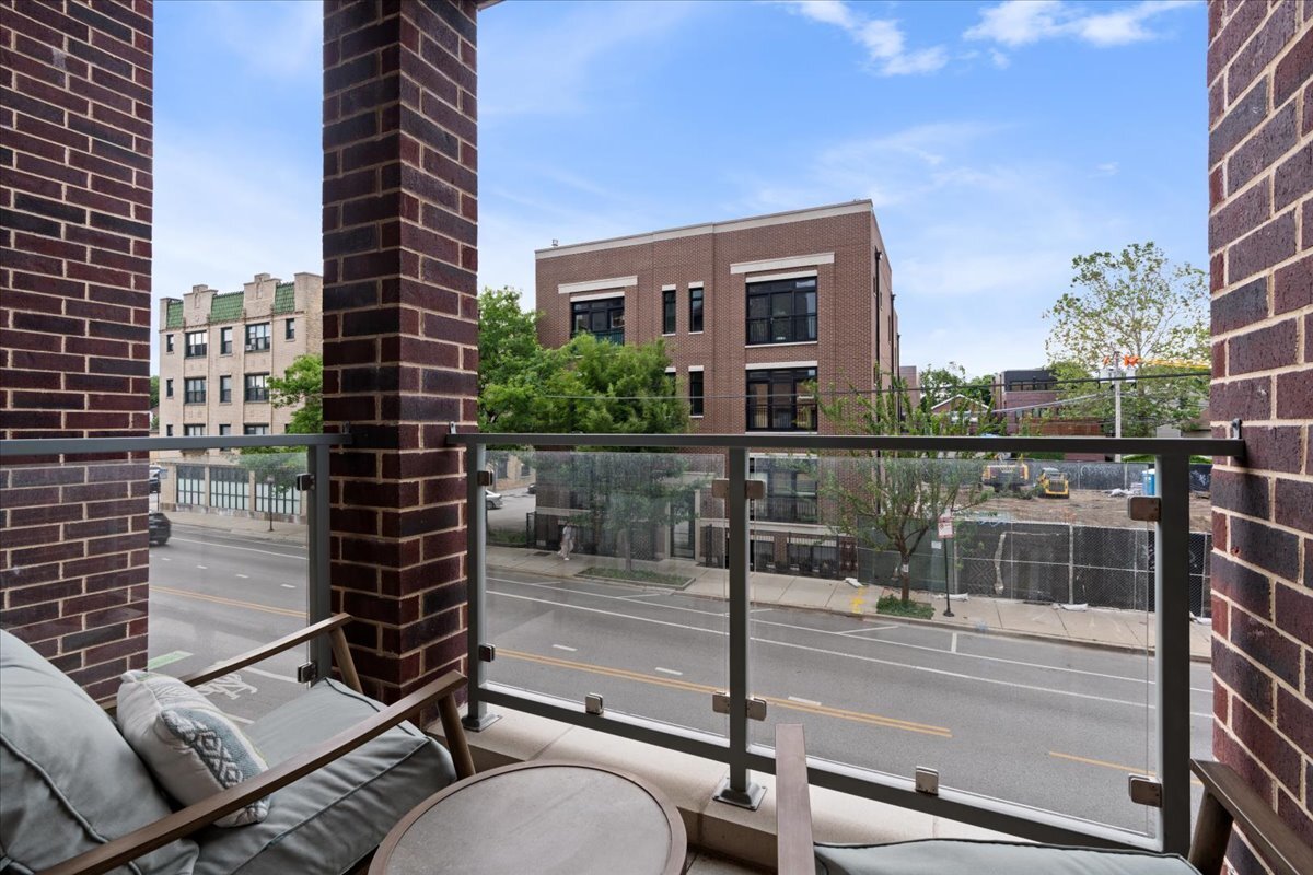 Building Photo - 1218 W Belmont Ave