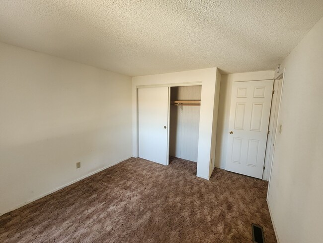 Building Photo - Well-Maintained 3BR/2BA
