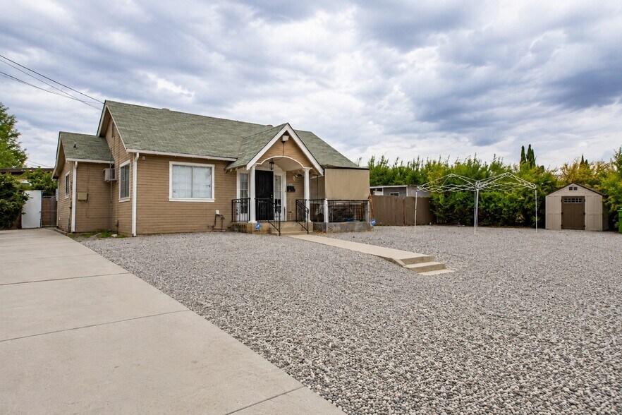 Building Photo - 10733 Louise Ave