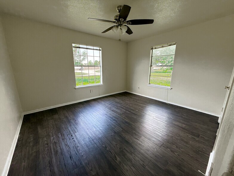 Building Photo - 3525 Country Club Rd