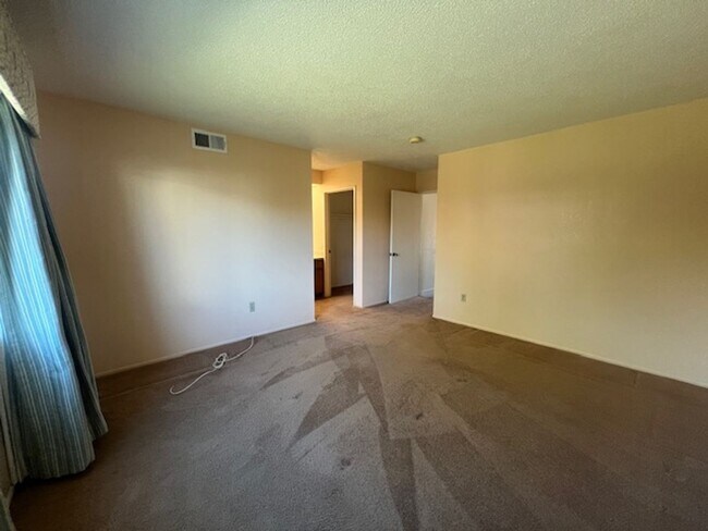 Building Photo - Beautiful 3 Bedroom, 2 Bathroom Sylmar Home! Ready for Move-In!