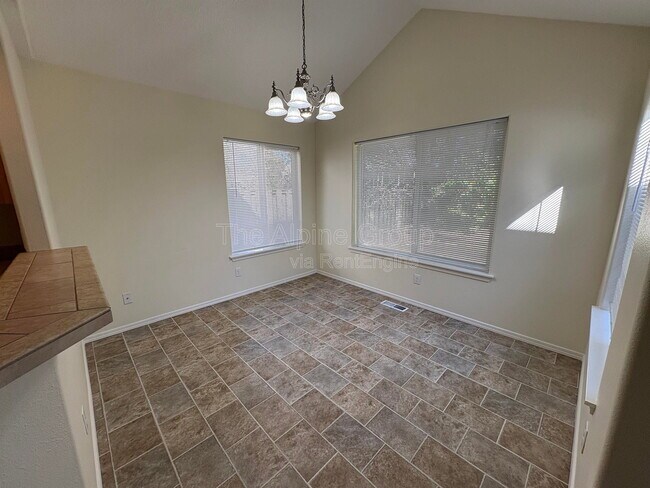 Building Photo - 1430 NE Glen Ellen Dr