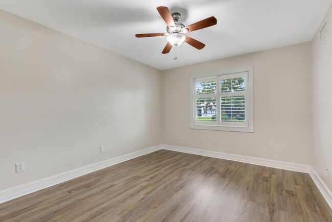 Building Photo - ** GOLDEN GATE CITY ** 3 BED + DEN / 2 BAT...