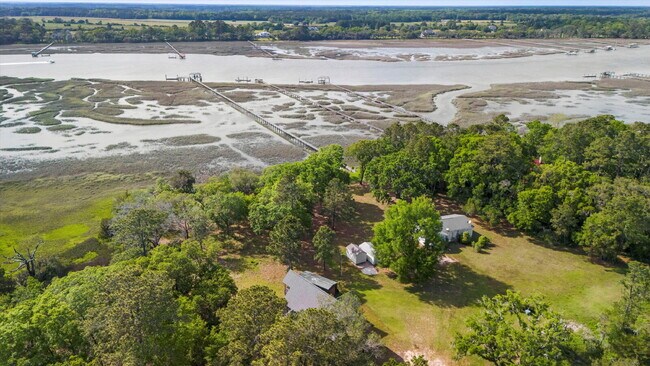 Building Photo - "Spacious 4-Bed Oasis with Guest Suite on Johns Island - Your Dream Home Awaits!"