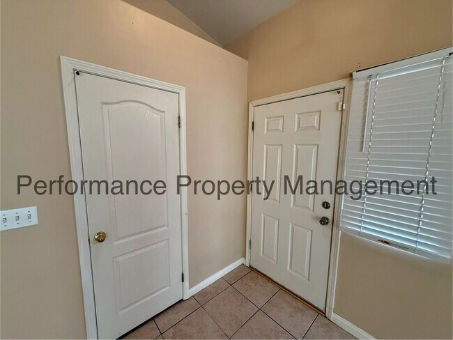 Building Photo - Cute 3 Bed/2 Bath SW Bakersfield Home w/ Solar, RBP & $0 Deposit Option