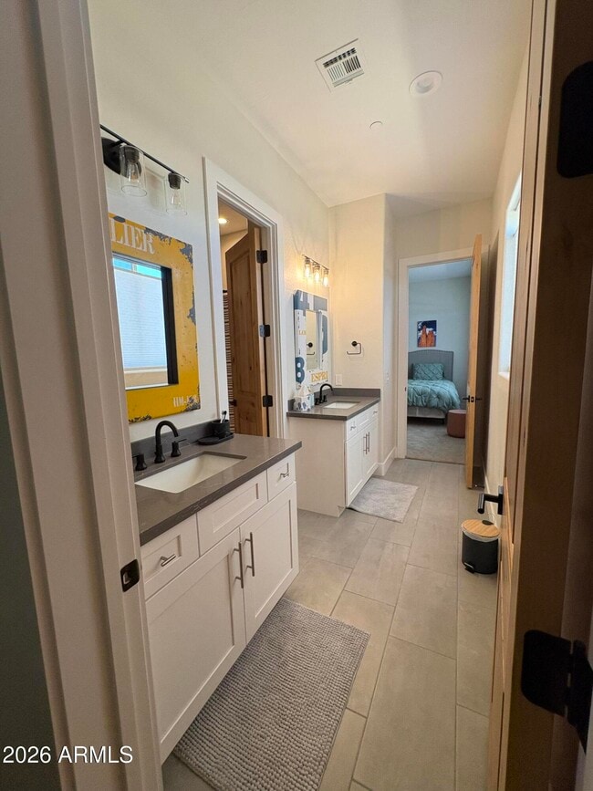 Building Photo - 6896 E Lomas Verdes Dr