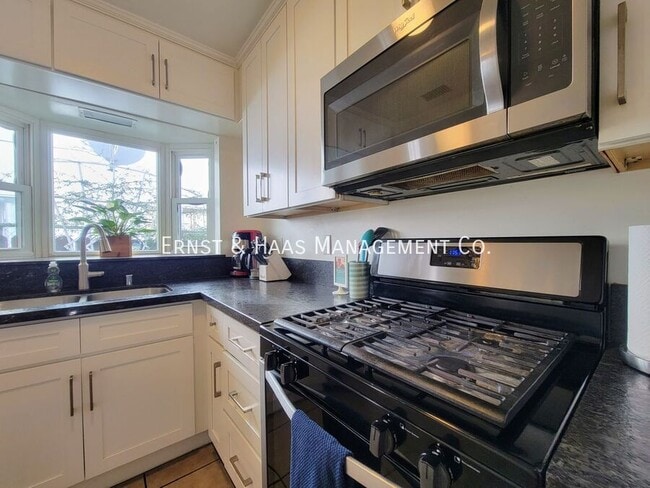 Building Photo - 1911 Cedar Ave