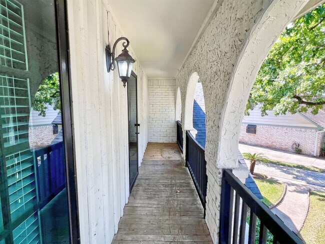 Building Photo - 16902 Summit Oaks Ln