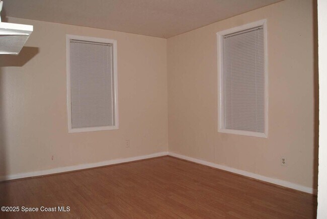 Building Photo - 1081 Ivanhoe St NW