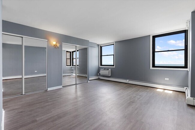 Building Photo - 6325 N Sheridan Rd