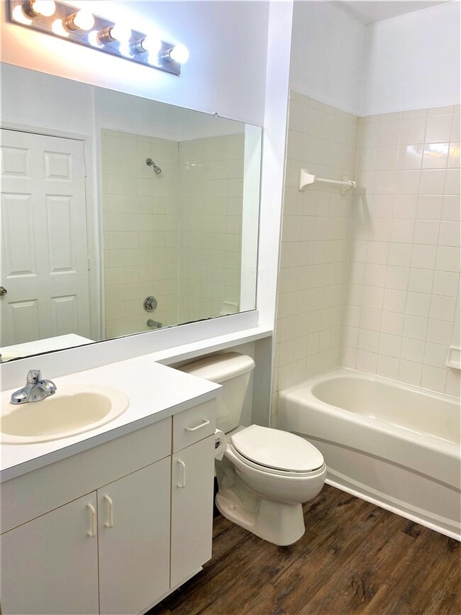 Building Photo - 625 Fairway Dr