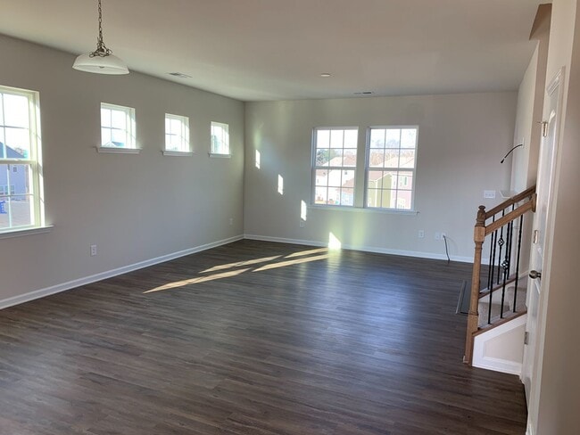 Building Photo - Resort life for your family in the Palisades!