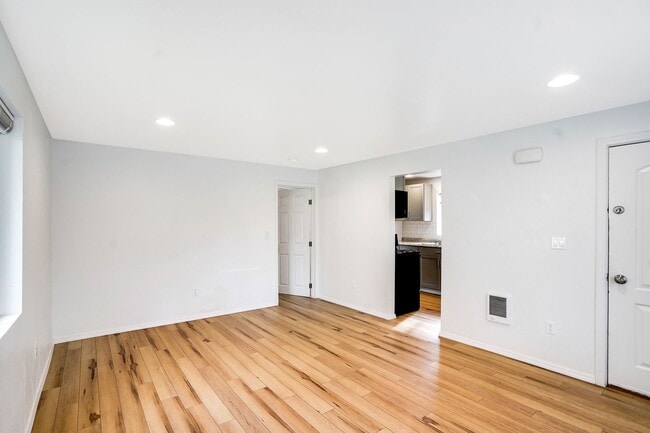 Building Photo - Cute 1 bedroom, 1 bathroom home near downt...