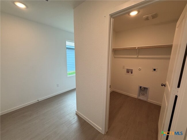 Building Photo - 130 Pastar Fls