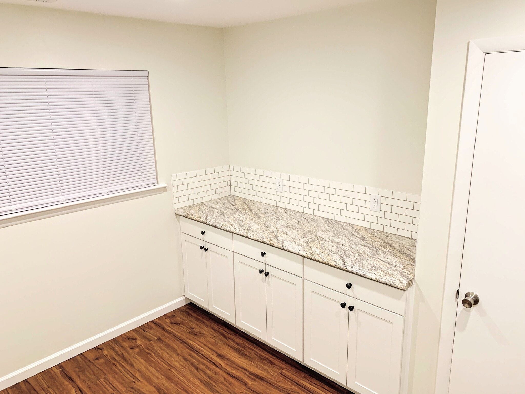 This is *not* an actual picture of the property. This is a picture of an identical unit in the same complex with similar finishes. Actual photos will be uploaded after 4/1/21 when the new carpet is installed. - 1005 Willow Green Dr