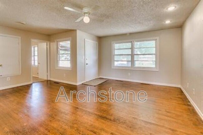 Building Photo - 724 General Senter Dr