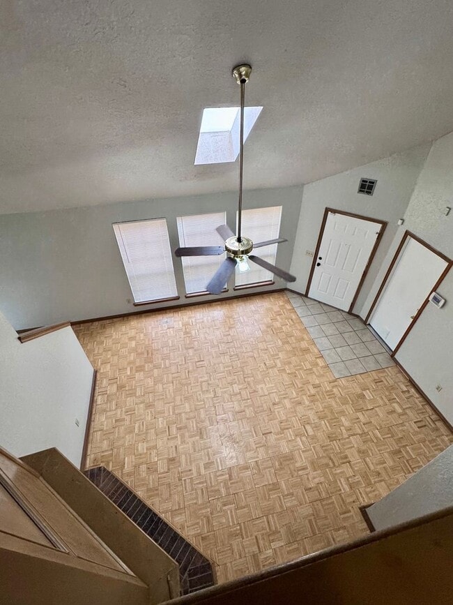 Building Photo - 2 bed, 2 bath, 2 car garage