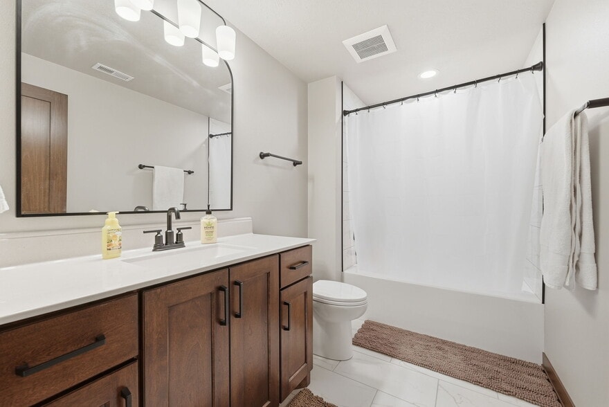 Building Photo - 2701 W Oak Hill Dr