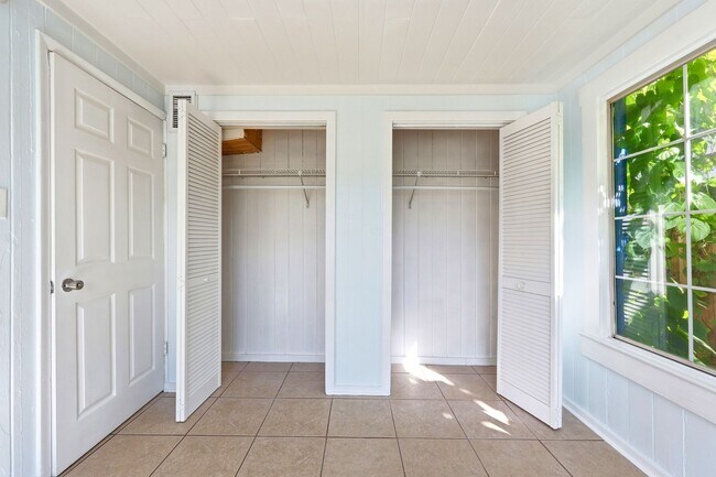 Building Photo - Neptune Beach Bungalow