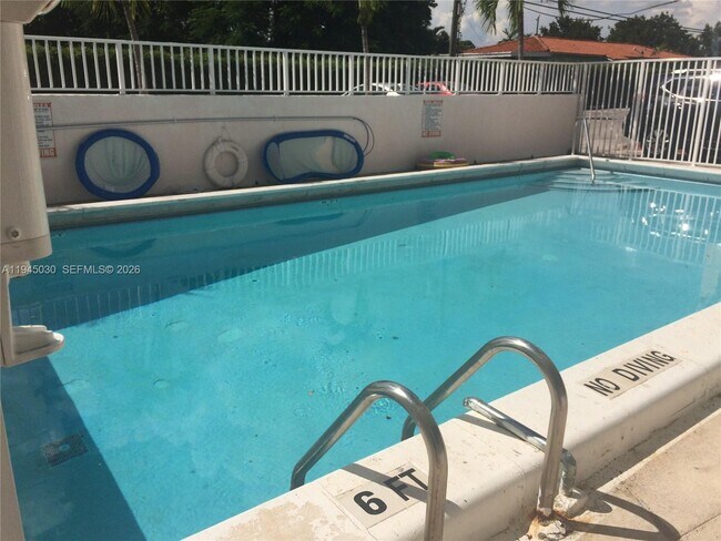 Building Photo - 1014 Salzedo St