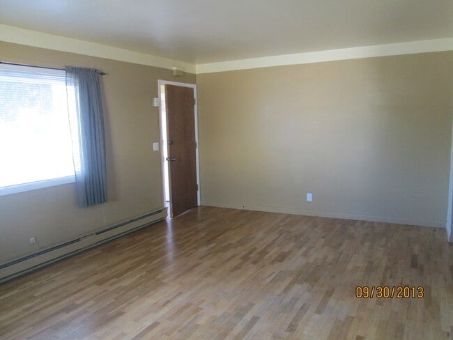 Building Photo - 2 bedroom home with great back yard!