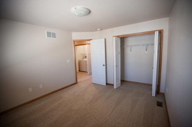 Building Photo - 3 bedroom in Iowa City IA 52246