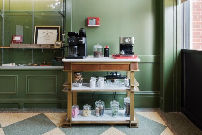 Building Photo - 301 N Mulberry St