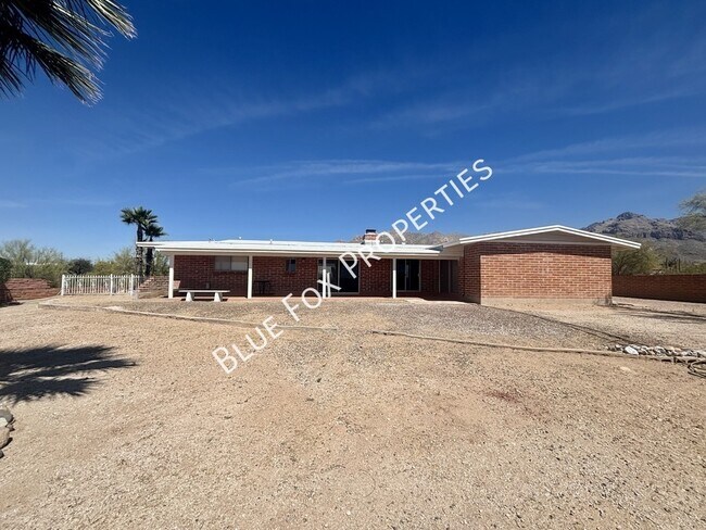 Building Photo - 900 E Vía Lucitas