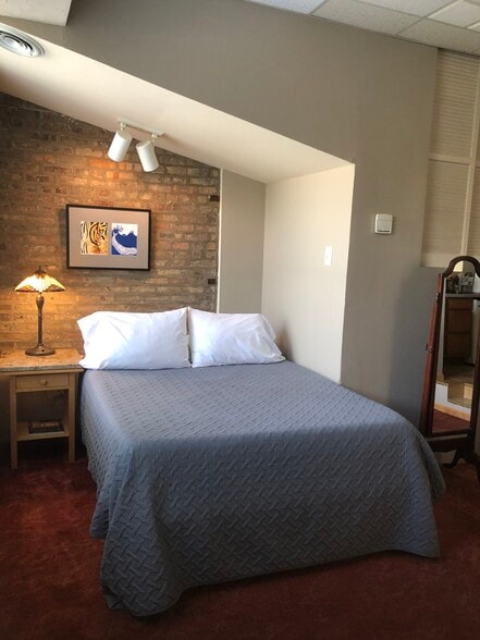 Cozy bed alcove custom lighting - 3313 N Clark St