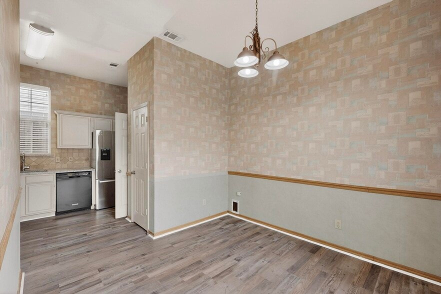 Building Photo - 636 Raintree Cir