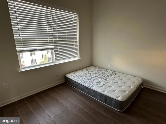 Building Photo - 751 McComb Pl