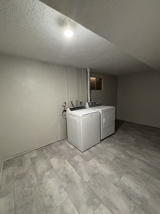 Building Photo - 3495 Montebello Dr W